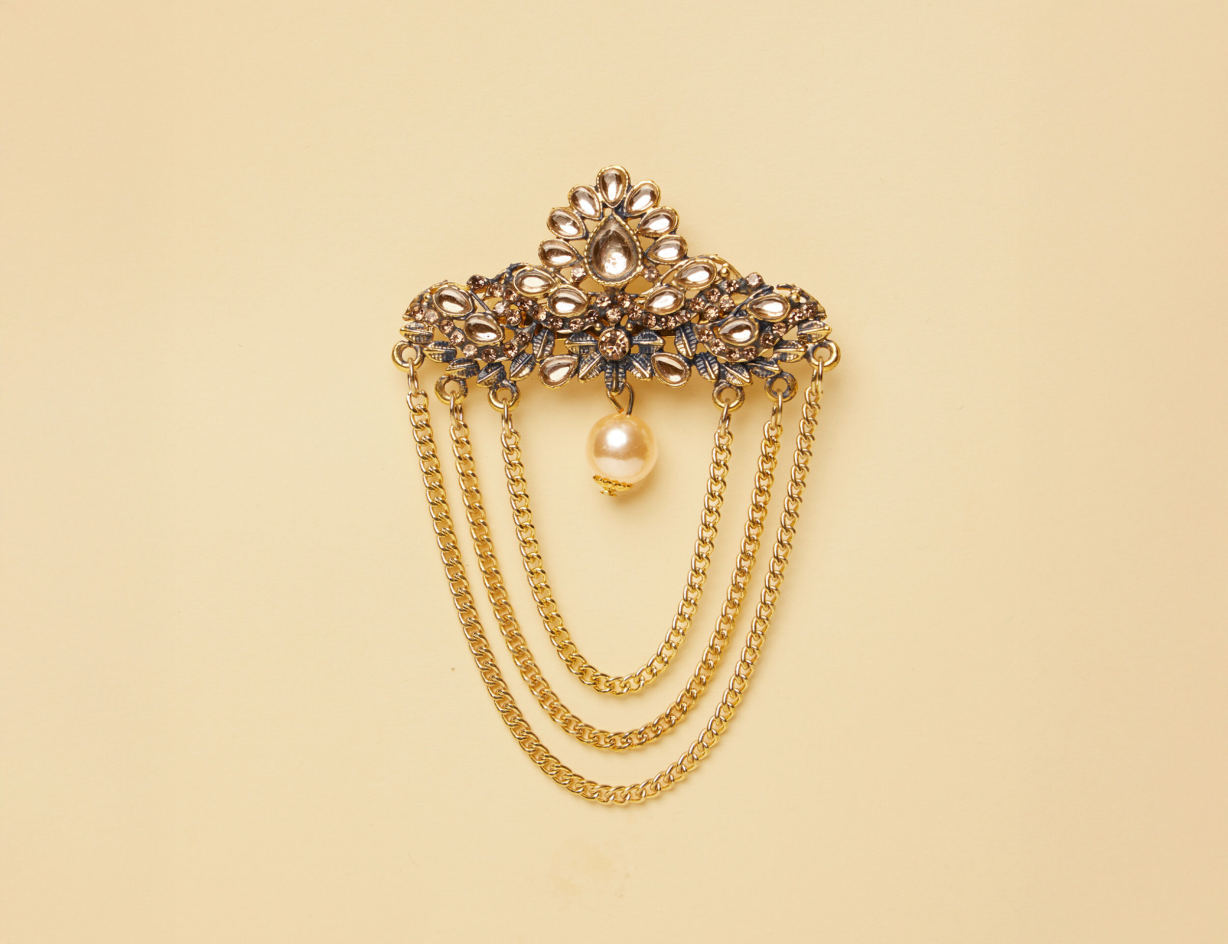 a beautifull golden modern style brooch 